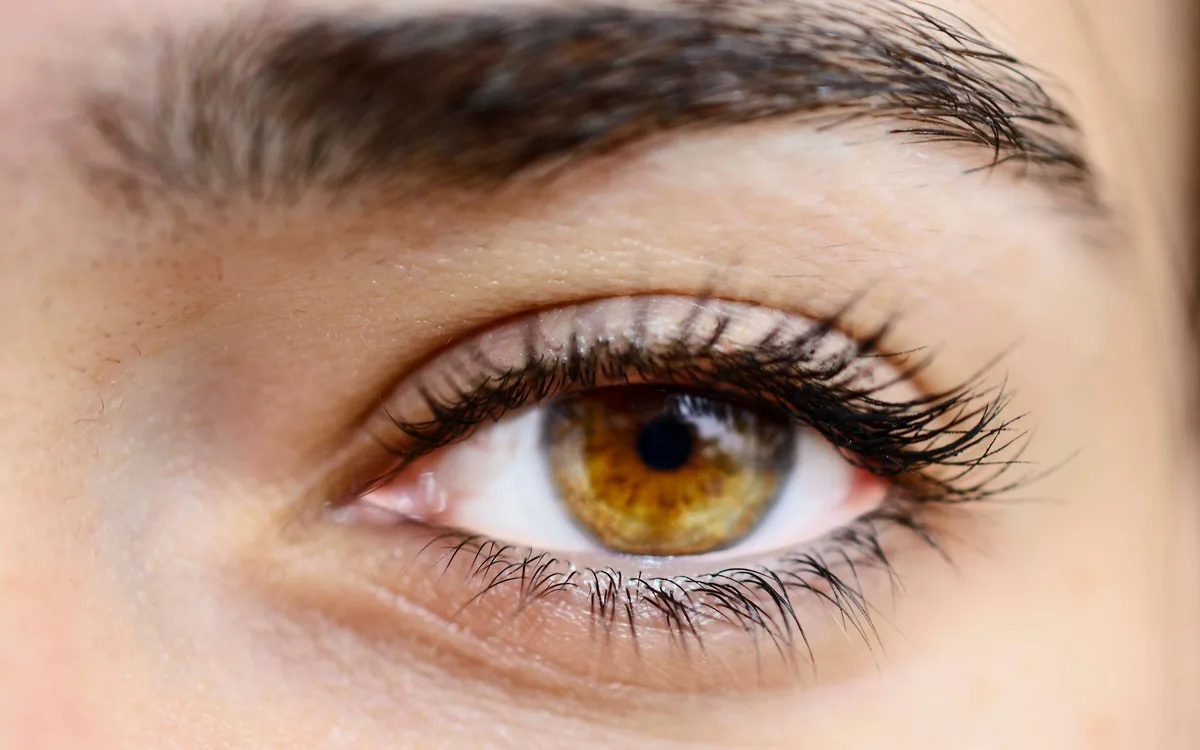 Kaş Kaldırma (Brow Lift): Botoksla Bakışı Açmak
